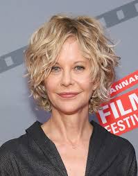Meg Ryan, âgée de 61 ans, a fait sa première apparition publique depuis 6  mois, et les fans ont eu des choses horribles à dire sur son nouveau look  "méconnaissable" 😢 Photos