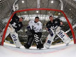 2018 gewann die mannschaft die. Eishockey Torwart Mann Mit Der Grossten Verantwortung Lowen Frankfurt