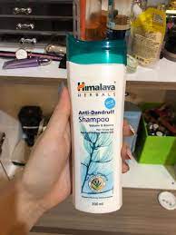 Syampu kering ini bertindak untuk menyerap segala lembapan dan minyak di permukaan kulit kepala anda. 10 Shampoo Terbaik Untuk Kelemumur Di Malaysia 2018