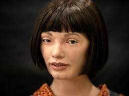 Sacan a subasta una obra de robot humanoide artista