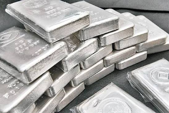 白银三重属性科普：贵金属属性、工业属性、投机属性如何共同影响价格走势示意图