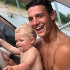 Bailey McAllister (@baymcallister)