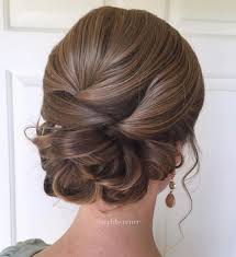 Polished Low Updo For Long Hair Hairupdos Polierte Niedrige Hochsteckfrisur Fur Langes Haar Hairupdos In 2020 Frisur Hochgesteckt Hochsteckfrisur Mittellange Haare