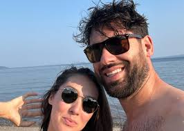 Laurent Duvernay-Tardif et son amoureuse se prélassent sur la plage en  Gaspésie