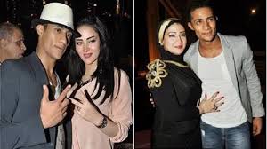 #محمد_رمضان وزوجته قررا الذهاب لتناول عشاء رومانسي، ولكن العشاء تحول إلى حفل غنائي بعد أن تجمّع الجمهور حوله، ووثق ما حدث من خلال هذا الفيديو الذي علق عليه: Ø§Ù†ÙØµØ§Ù„ Ù…Ø­Ù…Ø¯ Ø±Ù…Ø¶Ø§Ù† Ø¹Ù† Ø²ÙˆØ¬ØªÙ‡ ÙˆØ´Ù‚ÙŠÙ‚Ù‡ ÙŠÙƒØ´Ù Ø§Ù„Ø­Ù‚ÙŠÙ‚Ø© Ù†ÙˆØ§Ø¹Ù…