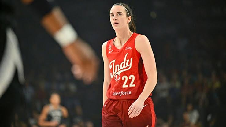 Caitlin Clark reacts after a highly physical play on the court, do AI tạo