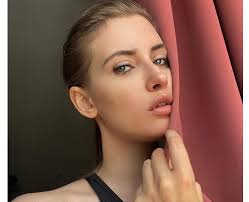 Iulia Albu ReacÈ›ie TÄƒioasÄƒ La Adresa Adelinei PestriÈ›u FostÄƒ Dansatoare De Club Yve Ro