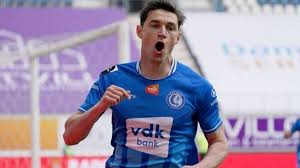 Народився 27 листопада 1995 року у львові, роман яремчук уже з шести років став навчатись футболу у школі «карпат».талант форварда в ньому розгледів микола дударенко, який поставив його на позицію нападника. Evro 2020 Ukraina Poteryala Romana Yaremchuka