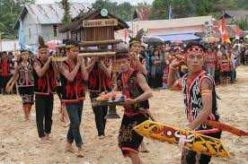 Suku ini dikenal dengan kehidupannya yang primitif. Mengenal 7 Rumpun Suku Dayak Di Pulau Kalimantan