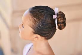 Pettinali per rimuovere eventuali nodi. Acconciature Da Bambina Facili Da Fare Con Trecce E Codine Archzine It