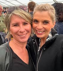 ☀️Je te promets du soleil, Alexandra Mary Pour son propre salut, alors  qu'elle était encore adolescente et sous la responsabilité de sa grand-mère  Mila, Constance a dû fuir sa famille et la