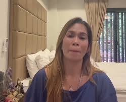 Panay - Comedian Pokwang revealed that the driver in the viral video  featuring a Hilux and a father-child pushing a kariton, was her brother. In  a video posted Tuesday morning, Pokwang apologized