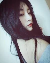 今年23歲的 祈錦鈅 擁有火辣身材，不但人氣旺在ig就擁有44萬的粉絲，因神似twice的成員「周子 這讓祈錦鈅跳出回應：「用生命跟你保證，這是原圖你敢賭嗎？ 」無奈否認照片造假。 祈錦鈅更直率. ç¥ˆéŒ¦éˆ…éˆ…å…' V Instagram å¾Œåº§åŠ› Instagram