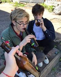 Hang out & connect with other lgbt boys & girls without worrying about prejudices or bullies. I Met Them On My First Day And They Wanted To Hang Out With Me So I Hung Out With Them Fotos Tumblr De Meninos Poses Masculinas Ideias De Fotos