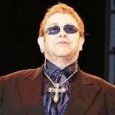 El cantante Elton John dona 120 motos para urgencias sanitarias en África