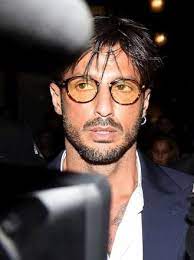 • fabrizio corona aggressione boschetto di rogoredo integrale. Fabrizio Corona Esce Dalla Comunita Per Metamorfosi Spettegolando Corona Comunita Documentari