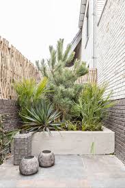 in deze tuin is gewerkt met verschillende tuinkamers en een vlonderpad om een geheel te maken van de tuin de zuidelijke sfee tuin ideeen tuin mediterrane tuin