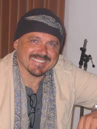 Walter Afanasieff, o brasileiro que compôs o maior hit natalino da história 