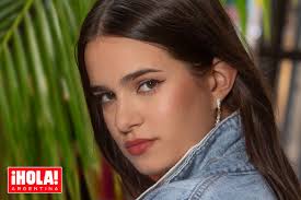 Tiene 22 años. Es hija de una reconocida cantante, eligió la música como  profesión, pero aclara: “Cada una tiene su estilo"