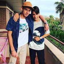 Alex de minaur has pulled off one of the shots of the decade, let alone the tournament. Alex De Minaur Goes For A Dip With Mentor Lleyton Hewitt Daily Mail Online