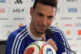 Scaloni se emociona com a presença de Palermo em coletiva da Argentina