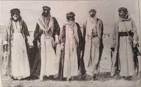 الصورة من يمين المشاهد الشيخ نايف الزعيلي العسافي والامير فيصل وفي الوسط الشيخ فهد بيك ابن هذال شيخ مشايخ عنزة والشيخ مشحن الحردان ش male sketch photo painting