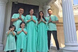 Anang hermansyah adalah seorang penyanyi dan musisi berkebangsaan indonesia. Cerita Di Balik Baju Lebaran Keluarga Anang Hermansyah