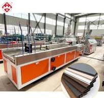 Máquina extrusora para la fabricación de paneles de revestimiento de PVC,  decking de WPC (PE/PP+madera) y tableros de PVC/UPVC
