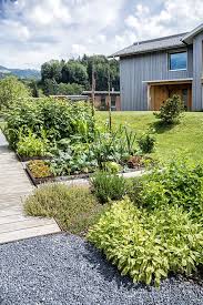 Ein Gemusegarten In Hausnahe Unterstreicht Die Naturlichkeit Des Gartens Und Verbindet Gleichzeitig Das Naturnah Garten Gartengestaltung Selbstversorger Garten