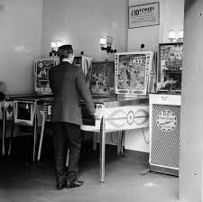 Saltar en charcos de lodo. La Taberna De Grog Asi Eran Los Salones Recreativos Antes De Los Videojuegos