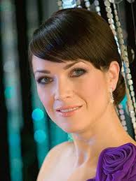 Vystudovala vyšší odbornou školu hereckou v michli, obor. Tereza Kostkova Lide Ceska Televize