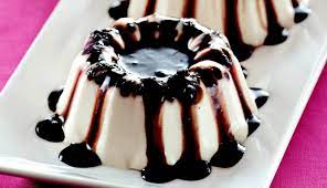 Panna cotta tatlısını hazır meyve sosları ile süsleyebileceğiniz gibi ev yapımı soslarla da süsleyebilirsiniz. Panna Cotta Tarifi Tarifi Cikolatali Ve Meyveli Tatlilar Sofra