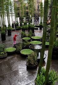 Urban Tire Garden This Could Work For An Alley Based Farm To Fork Restaurant And Bar Garten Landschaftsdesign Garten Landschaftsbau