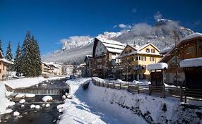 Inoltre, per la sua identità linguistica, è parte integrante della ladinia. Inverno Superlativo In Val Di Fassa Il Popolano