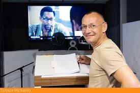 Addison Switzer Sprecher und Stimme ✓