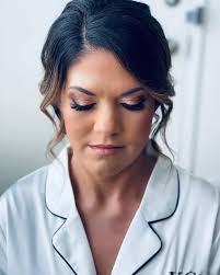 Hi my name is Kim. I am a professional bridal makeup artist located in the  metro Detroit area. I'd love to be considered for your special event.  Please message me! Thank you!