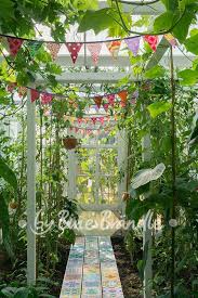 Gewachshaus Mit Bunten Girlanden Verziert Bine Brandle Diy Do It Yourself Howto Anleitung Idee Selbermachen Heimwerken Bast Garten Deko Gewachs Garten