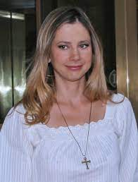 Her height is 5 ft 10 in tall, and her weight is 59 kg. Mira Sorvino Wikipedia