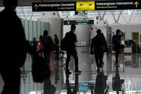 Saya pernah membaca kalau gaji seorang porter hanya berkisar antara rp. Tertinggal Di Bagasi Porter Nyaris Dibawa Terbang Pesawat Di Bandara Juanda