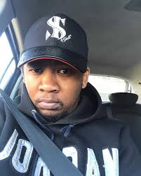 Robert Gomora's Instagram, Twitter & Facebook