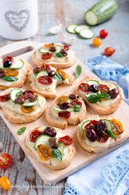 Il paté di radicchio, preparato singolarmente, ha un sapore abbastanza amarognolo. Crostini Alla Mediterranea Saporiti E Vegetariani