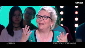 Pour faire entendre le coup de fil qui annonce la maladie, cavalier laisse sa caméra fixe filmer un rouleau de scotch sur son bureau. Debat Sur Etre Vivant Et Le Savoir Youtube