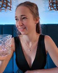 Carolyn Langer's Instagram, Twitter & Facebook