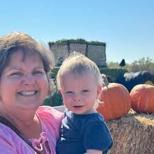 Recommendations for a beautiful outdoor spot for family photos? Anywhere in  or around Denton. Maybe a spot where the leaves are changing? If you have a  family photo to share with your