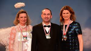 Teppiche von roter farbe sind ziemlich häufig im inneren von räumlichkeiten, sie werden ein roter teppich auf dem boden im wohnzimmer wird dazu beitragen, diesen raum in einen eindrucksvollen. Kostume Und Blitzlichtgewitter Auf Dem Roten Teppich Von Veitshochheim Fastnacht In Franken Br Fernsehen Fernsehen Br De