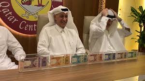 الريال القطري يتعرض خلال اليومين الماضيين لضغوط مصرفية منذ أن قطعت دول السعودية والإمارات والبحرين ومصر علاقاتها الدبلوماسية والتجارية مع الدوحة قبل أقل من شهر. Ø¨Ù…Ù†Ø§Ø³Ø¨Ø© Ø§Ù„ÙŠÙˆÙ… Ø§Ù„ÙˆØ·Ù†ÙŠ Ù‚Ø·Ø± ØªÙƒØ´Ù Ø§Ù„Ø¥ØµØ¯Ø§Ø± Ø§Ù„Ø¬Ø¯ÙŠØ¯ Ù„Ø¹Ù…Ù„ØªÙ‡Ø§ Ø§Ù„Ù…Ø­Ù„ÙŠØ© Ø§Ù„Ø®Ù„ÙŠØ¬ Ø£ÙˆÙ†Ù„Ø§ÙŠÙ†