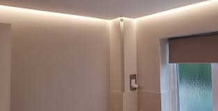 Un Eclairage Indirect Au Plafond On A Laisse Un Espace Entre Le Plafond Et Les Mur Et On Y A Integre Un Un Bandeau Plafond Lumineux Plafond Luminaire Plafond