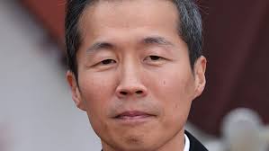 Lee Isaac Chung inszeniert Romanverfilmung „The Traveler“