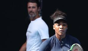 Serena williams' coaching team considers changing her strategy as she has not won a grand slam title since returning to tennis, says her coach patrick mouratoglou. Williams Coach Patrick Mouratoglou Glaubt An Comeback Nach Baby Pause