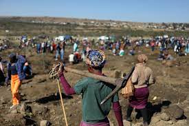 Scores of people thronged kwahlathi and were seen digging there on saturday, in hope of finding gems. Rwwoorzbsuf9ym